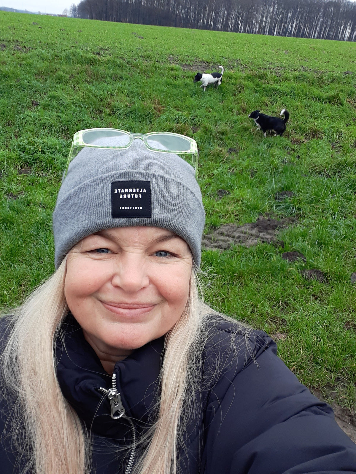 Claudia mit ihren beiden Hunden Rocky und Lucy.